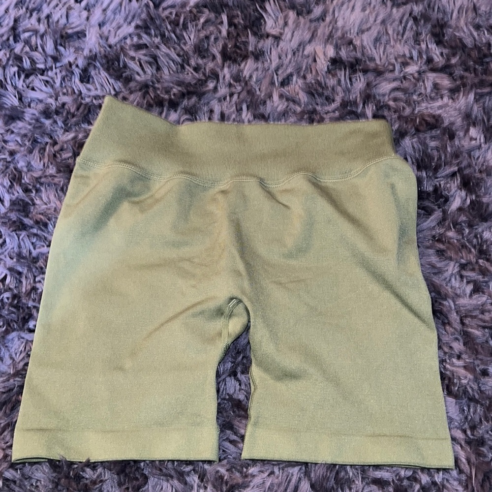 Puedizux army green work out shorts size Large.  Like new condition.